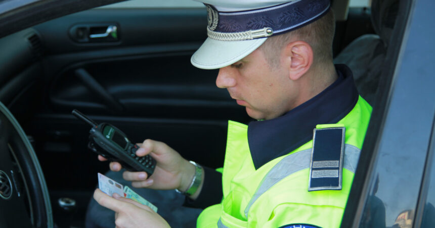 un sofer din dambovia a fost prins cu 200 km ora pe un drum national nu a oprit la semnalele politistilor si nu avea itp la masina 69e78e943a28c