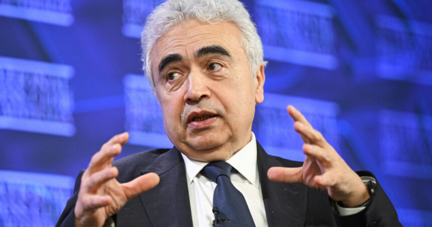 vaza este sparta criza petrolului schimba definitiv industria combustibililor fosili avertizeaza seful aie 69ed3bce6ceeb