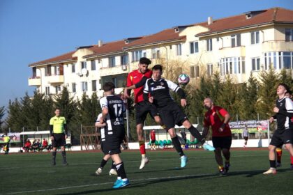 victorii pe linie pentru liderele celor trei serii din liga a v a in etapa de duminica 69d4da14831f2