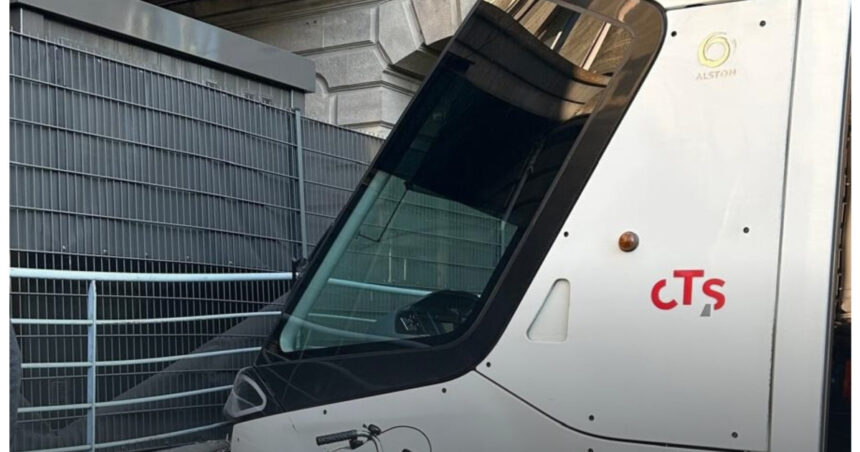 video accident la strasbourg un tramvai a lovit zidul garii dupa ce vatmanul a lesinat trei raniti au fost transportati la spital 69e7878bba09a