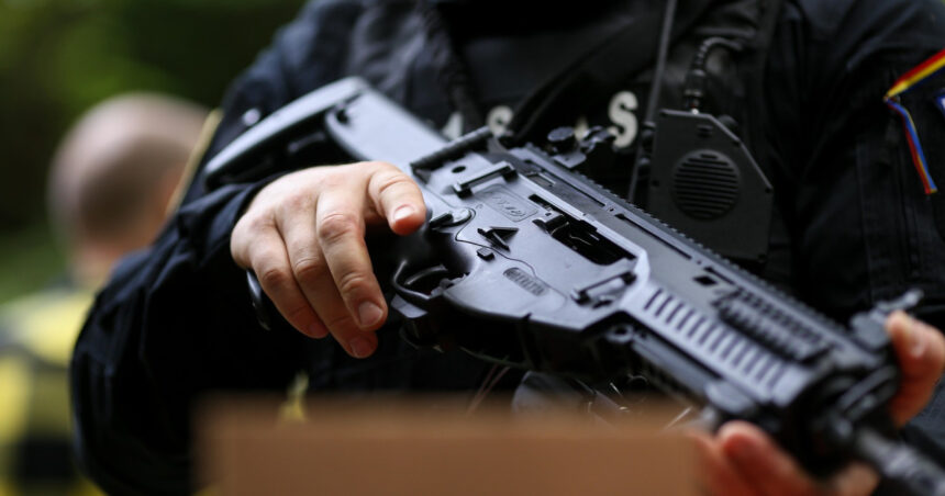 video barbat impuscat mortal de mascati in neamt dupa ce a deschis focul asupra politistilor 69eb0f1c4418f