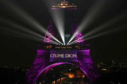 video celine dion si a anuntat revenirea pe scena cu un mesaj pe turnul eiffel cantareata va sustine o serie de concerte la paris 69d3322b7cd87