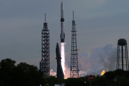 video compania spatiala blue origin lanseaza pentru prima data o racheta echipata cu un motor reutilizabil 69e531ffe752a