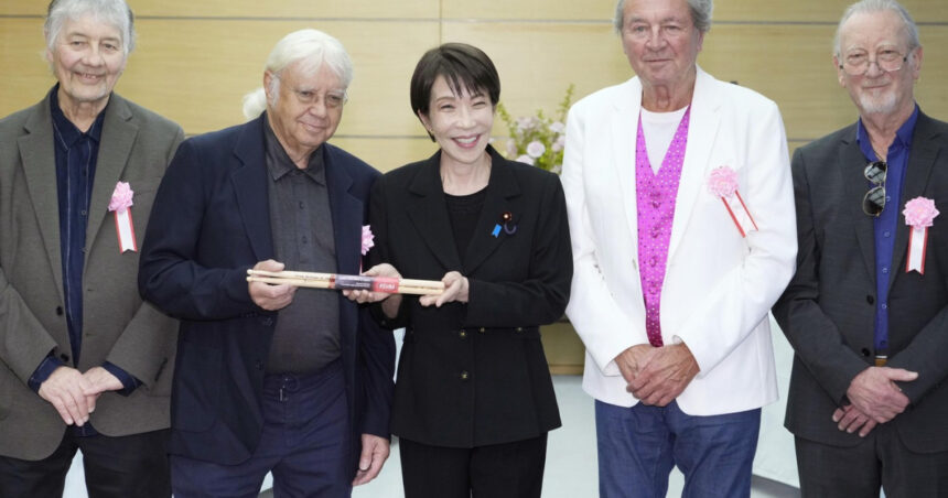 video deep purple vizita surpriza in biroul premierului japonez sanae takaichi este fan infocat al trupei britanice sunteti zeii mei 69dcbeb94f49c