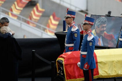 video fanii ii pot aduce un omagiu lui mircea lucescu azi la arena nationala legendarul antrenor inmormantat vineri cu onoruri militare 69d74891d0cb8