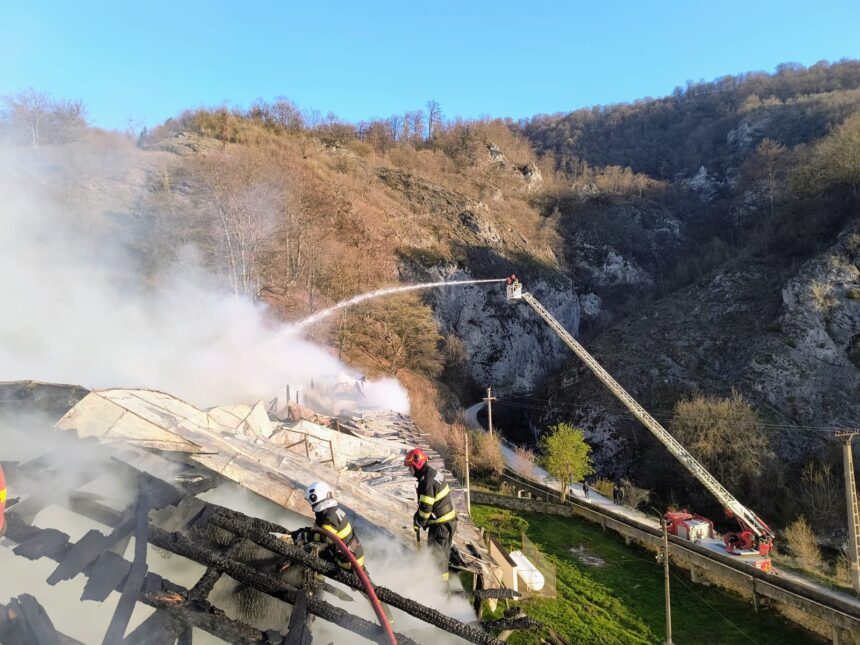 video incendiu violent la o manastire cunoscuta in noaptea de inviere a ars acoperisul unor chilii 69db425da803f
