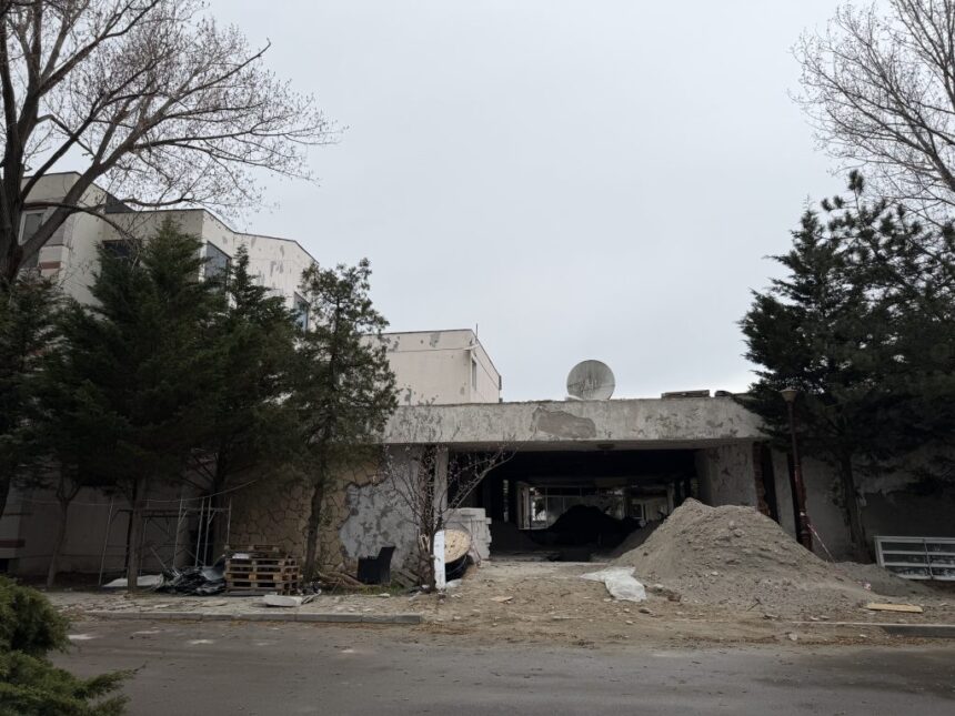 video medicul mohamed zaher de la armonia isi supraetajeaza hotelul pe care il detine in statiunea mamaia 69dac7e2387d8