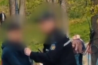 video motivul pentru care un politist local din craiova a bruscat un copil in parc agentul este cercetat disciplinar 69de65acbd528