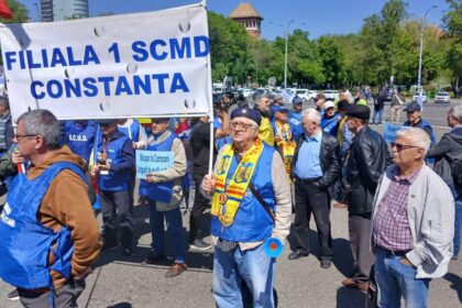 video reprezentantii filialei scmd constanta protest in piata victoriei am jurat sa aparam romania cu pretul vietii daca politicienii nu sunt in stare sa isi respecte juramantul sa lase pe altii 69f0d5ac56bd9