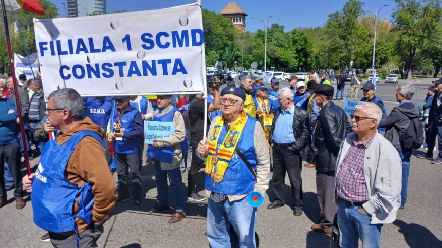 video reprezentantii filialei scmd constanta protest in piata victoriei am jurat sa aparam romania cu pretul vietii daca politicienii nu sunt in stare sa isi respecte juramantul sa lase pe altii 69f0d5ac56bd9