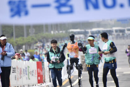 video semimaraton inedit la beijing un robot a depasit recordul mondial uman 69e4a8cb1fbab