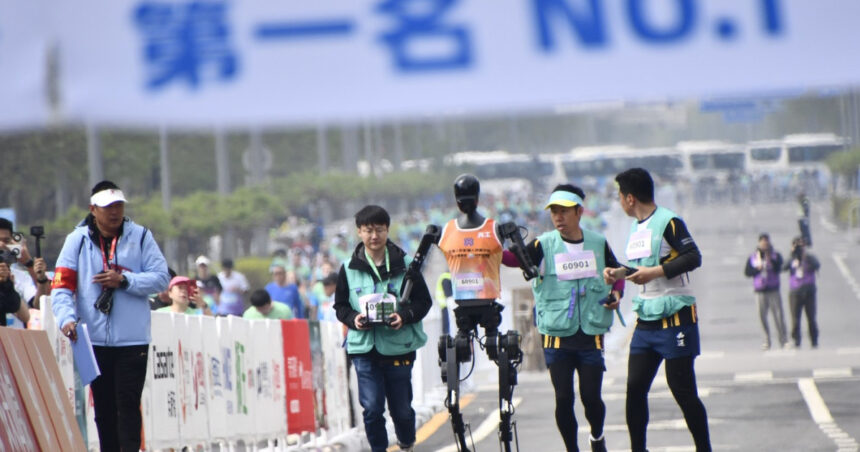 video semimaraton inedit la beijing un robot a depasit recordul mondial uman 69e4a8cb1fbab