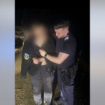 video tanar salvat de jandarmi dupa ce a fost fugarit de un urs el si a aruncat lucrurile si motocicleta pentru a scapa de animal 69e39326466b0