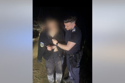 video tanar salvat de jandarmi dupa ce a fost fugarit de un urs el si a aruncat lucrurile si motocicleta pentru a scapa de animal 69e39326466b0