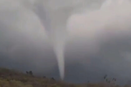 video tornada in romania imagini surprinse de un localnic in timpul unei furtuni 69e72fa9e88b3