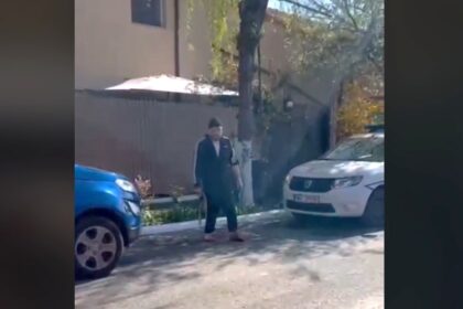 video un individ cu probleme psihice s a taiat cu maceta pe maini in plina strada 69edef80d7051