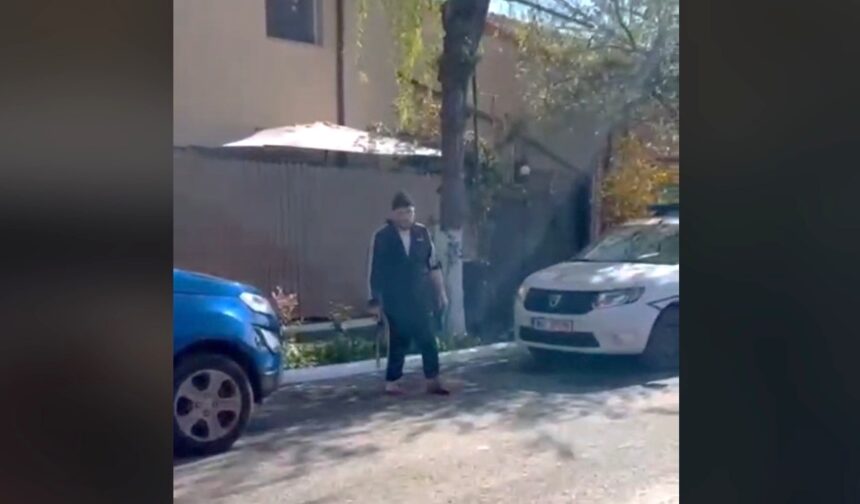 video un individ cu probleme psihice s a taiat cu maceta pe maini in plina strada 69edef80d7051