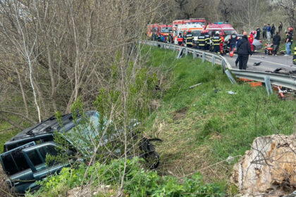 videofoto accident grav in sibiu cu doua masini implicate cinci persoane au fost duse la spital intre care un tanar si doi adolescenti 69d90a977af54