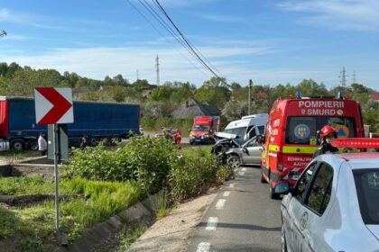 videofoto accident in maramures intre o masina si un microbuz 13 persoane au fost implicate din care 10 au ajuns la spital 69f05f9adc568