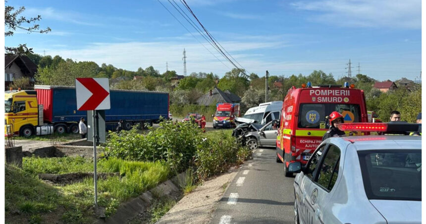 videofoto accident in maramures intre o masina si un microbuz 13 persoane au fost implicate din care 10 au ajuns la spital 69f05f9adc568