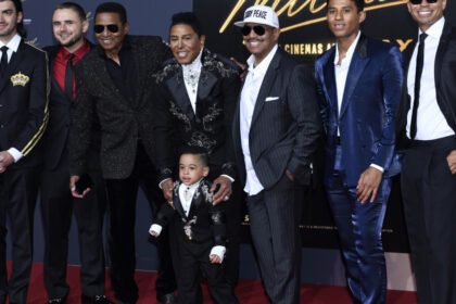 videofoto familia jackson alaturi de fani la berlin la premiera filmului michael nepotul cantaretului il joaca pe regele pop 69da5183c70a0
