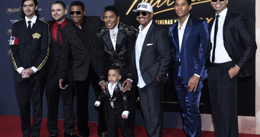 videofoto familia jackson alaturi de fani la berlin la premiera filmului michael nepotul cantaretului il joaca pe regele pop 69da5183c70a0