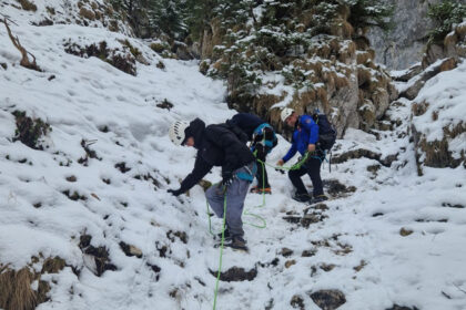 videofoto interventie dificila in piatra craiului doi turisti blocati pe un traseu acoperit de gheata au fost salvati de jandarmi 69db604a20744