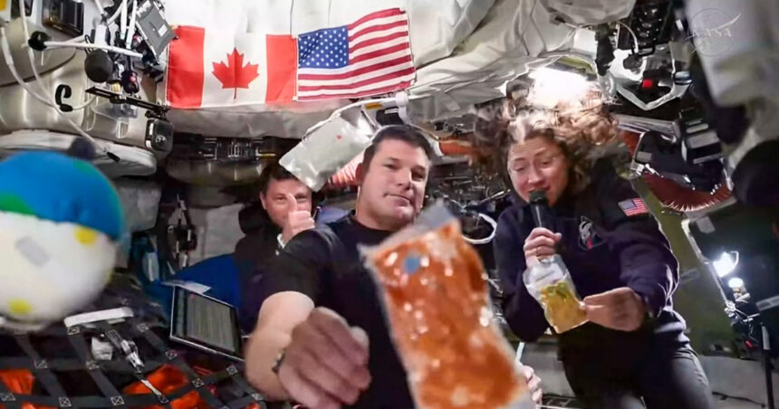 videofoto meniul care pluteste in capsula misiunii artemis 2 include 189 de feluri de mancare acesta este un cocktail de creveti 69d63d6d9eb45