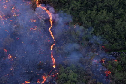 videofoto noi imagini din satelit surprind lava vulcanului din reunion curgand spre ocean 69da4e0133cca