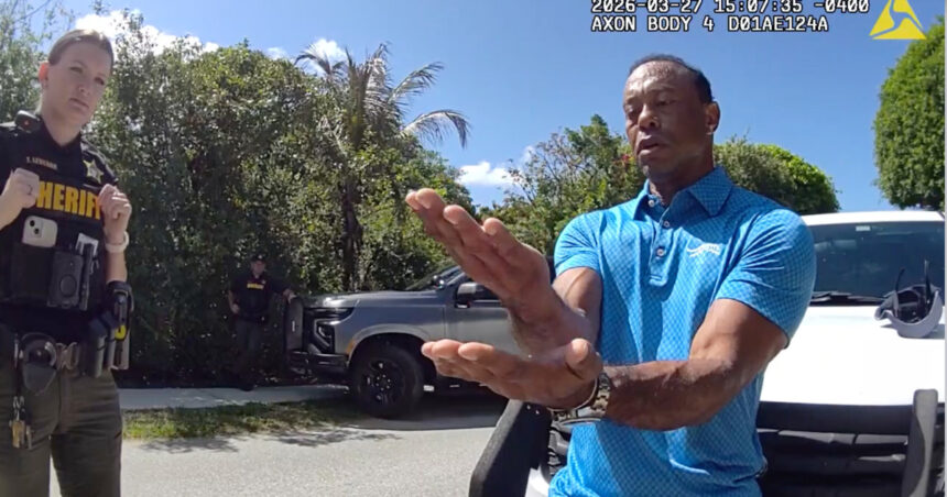 videofoto tiger woods la telefon cu donald trump dupa accident surprins de camera politiei 69cf669b1be7f