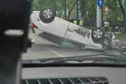 accident cu trei masini in sectorul 6 unul dintre vehicule s a rasturnat pe plafon o femeie fiind ranita 69f8c3ac06dc3