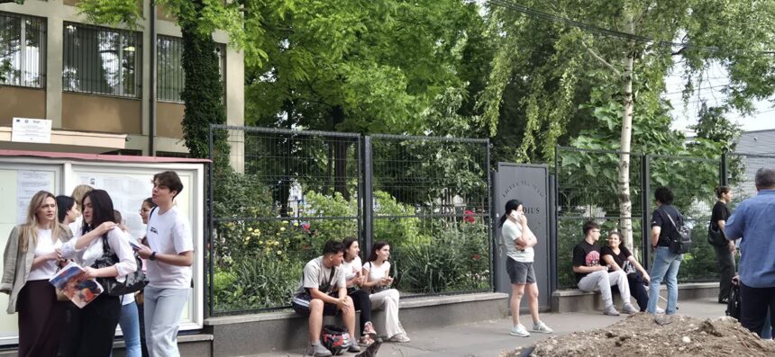 astazi au inceput probele scrise pentru elevii care sustin sesiunea speciala a bacalaureatului 7 tineri din constanta participa la examene 6a0abbfc694b9