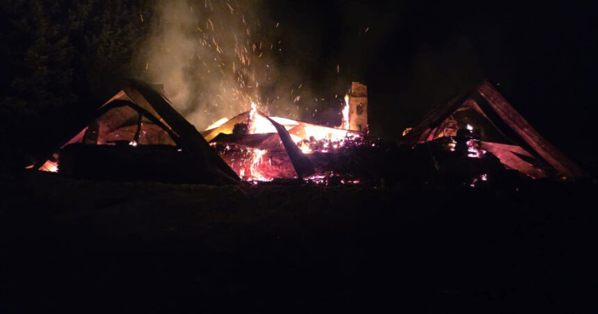 cabana gentiana din retezat un reper pentru turisti si iubitori ai muntelui a fost mistuita de un incendiu 69ff347a95564