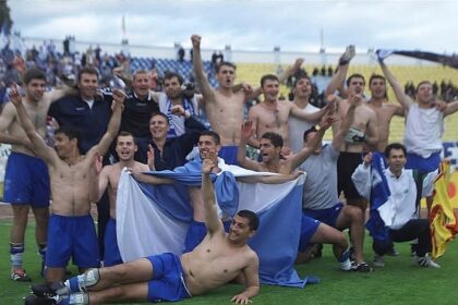 ce initiativa tribuna b da un exemplu pentru alb albastri la returul cu chindia 6a170455d926a
