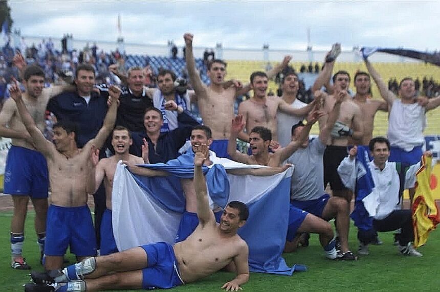ce initiativa tribuna b da un exemplu pentru alb albastri la returul cu chindia 6a170455d926a