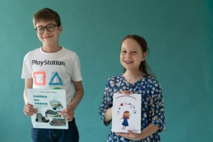 doi elevi isi lanseaza volumele la biblioteca judeteana constanta 6a16fb13aa774