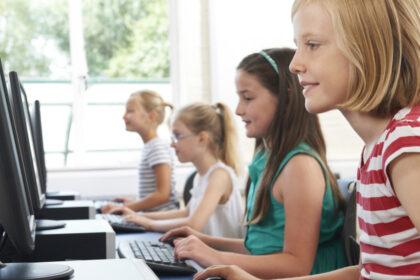 elevii si studentii pot primi bani pentru calculatoare in 2026 venitul eligibil a fost majorat pana cand se depun cererile 69f8b237784d3