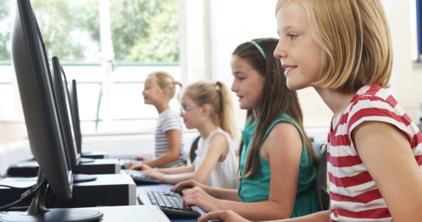 elevii si studentii pot primi bani pentru calculatoare in 2026 venitul eligibil a fost majorat pana cand se depun cererile 69f8b237784d3