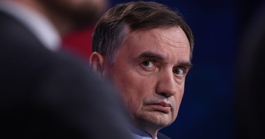 fostul ministru fugar al justitiei din polonia aflat in exil in ungaria a ajuns in sua donald trump i ar fi aprobat personal viza 6a00f67c001da