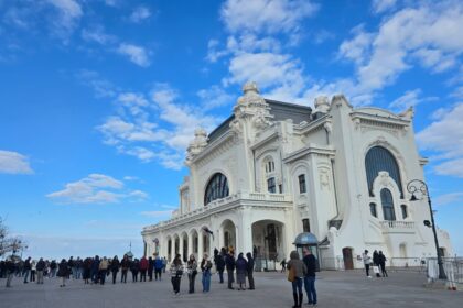 foto 1 mai la malul marii cu caciula si haine groase sute de constanteni si turisti la plimbare pe faleza cazinoului 69f4d0f057900