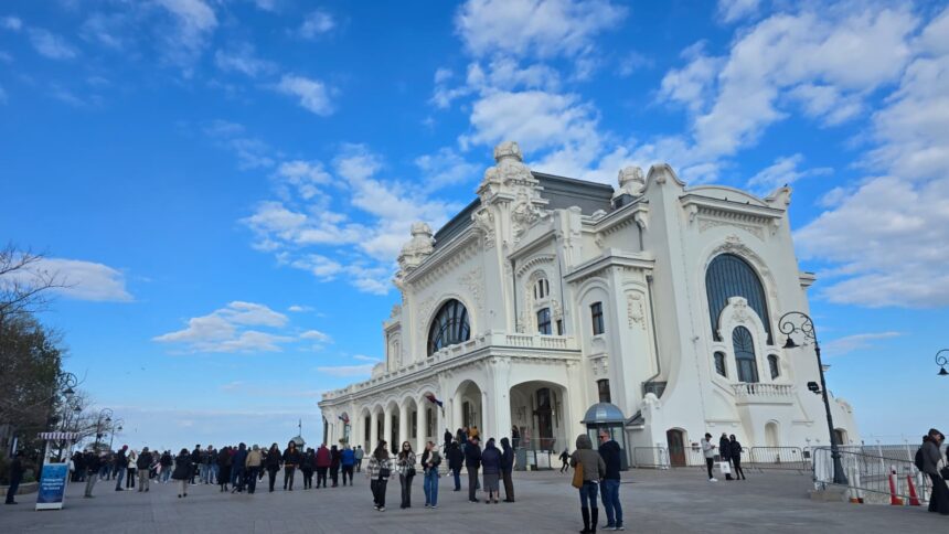 foto 1 mai la malul marii cu caciula si haine groase sute de constanteni si turisti la plimbare pe faleza cazinoului 69f4d0f057900