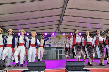 foto ansamblul folcloric romancuta din cumpana a obtinut un dublu premiu i la festivalul concurs floare de tei desfasurat la corabia 6a1bdbf351bcd