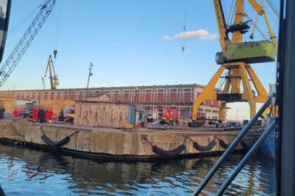foto interventie de urgenta a arsvom in portul constanta pentru salvarea a trei membri ai echipajului golden shark 6a00c3d4b1367