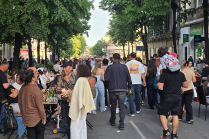 foto mii de constanteni au iesit pe strazile municipiului cozi interminabile la intrarea in muzee si la cazino 6a11ee1069c41