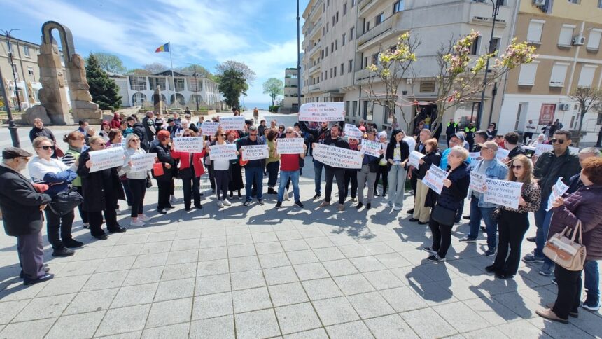foto protest in piata republicii din mangalia dupa revenirea alinei dan in fruntea spitalului din mangalia 6a01a81fe775b