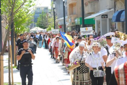 foto spectacol de culoare pe strazile din constanta parada etniilor si a costumelor traditionale din dobrogea o poveste despre apartenenta impletita cu pastrarea mostenirii culturale 6a131c69529ea