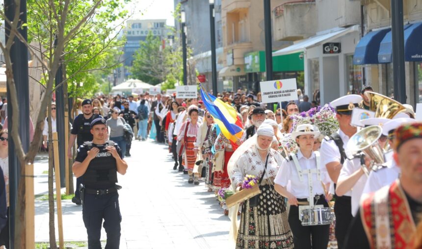 foto spectacol de culoare pe strazile din constanta parada etniilor si a costumelor traditionale din dobrogea o poveste despre apartenenta impletita cu pastrarea mostenirii culturale 6a131c69529ea