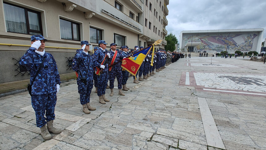foto ziua eroilor a fost sarbatorita in piata republicii din mangalia de militarii garnizoanei si oficialitati 6a0ede37e966a