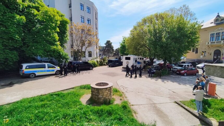 fotovideo desfasurare de forte baietii din km 4 5 insotiti de mascati la instanta vor fi dusi la poarta alba 6a0190007e465