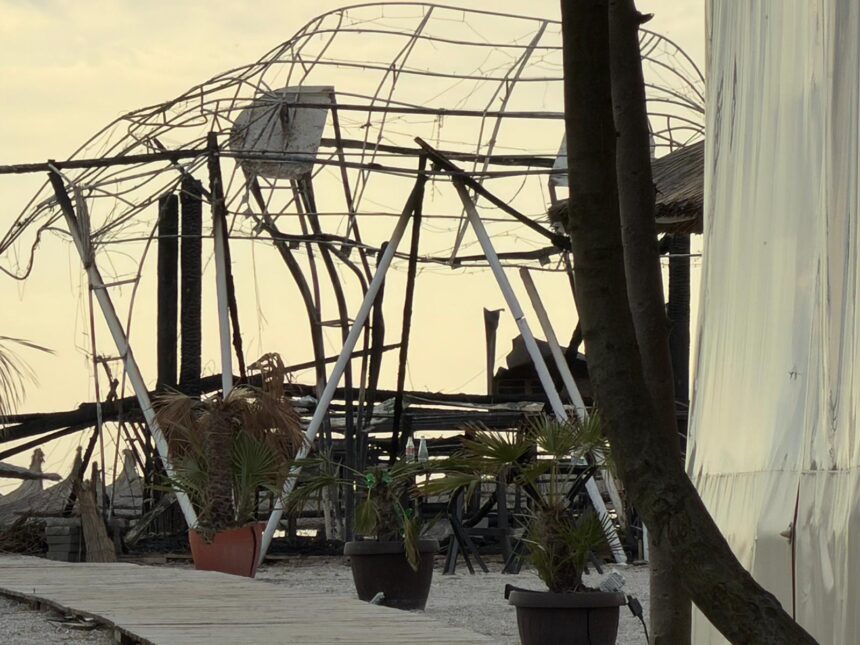 galerie foto video dezastru in mamaia imaginile de dupa incendiul care a mistuit clubul argo 6a0d5502ecec3